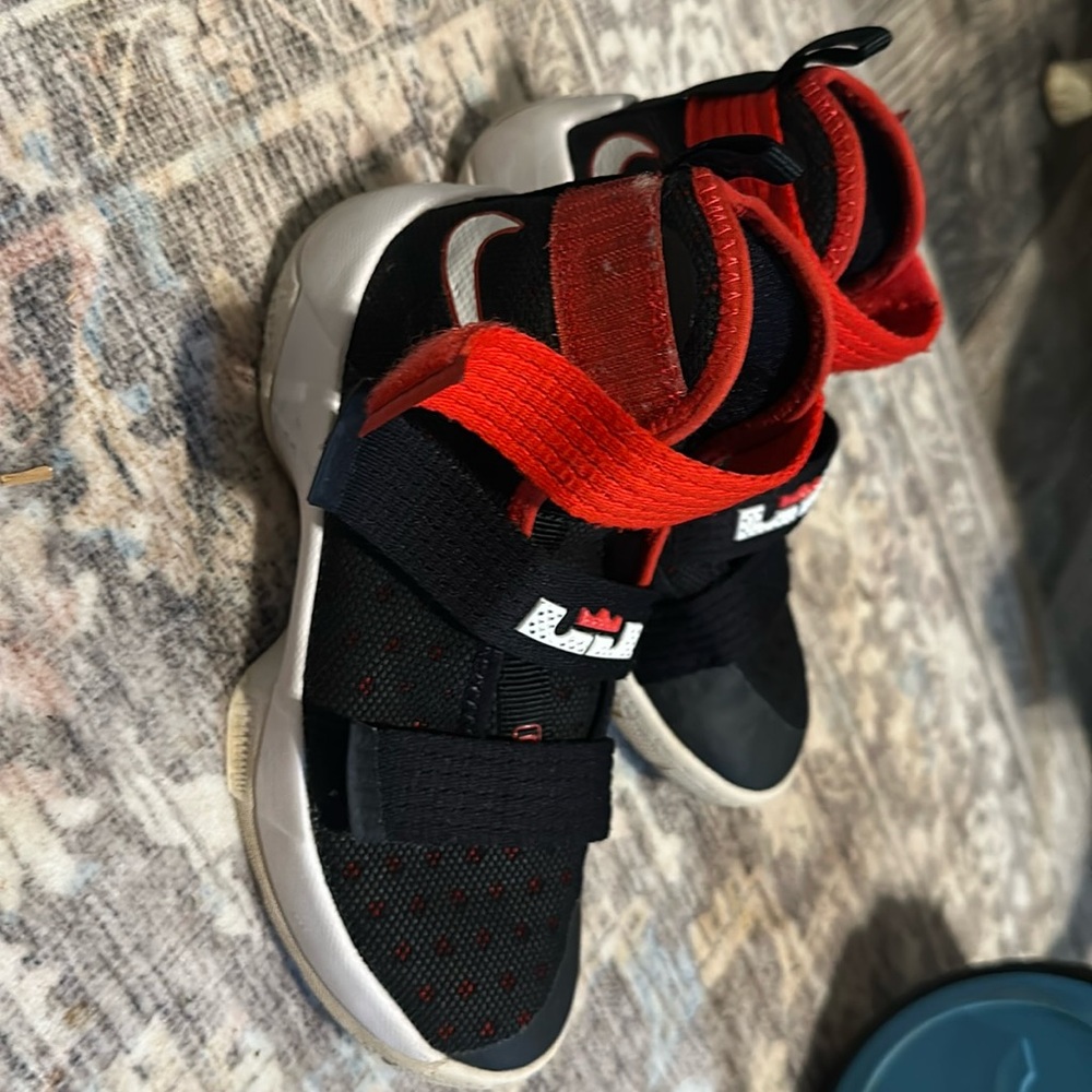 Boys Nike zoom soldier 10 shoes